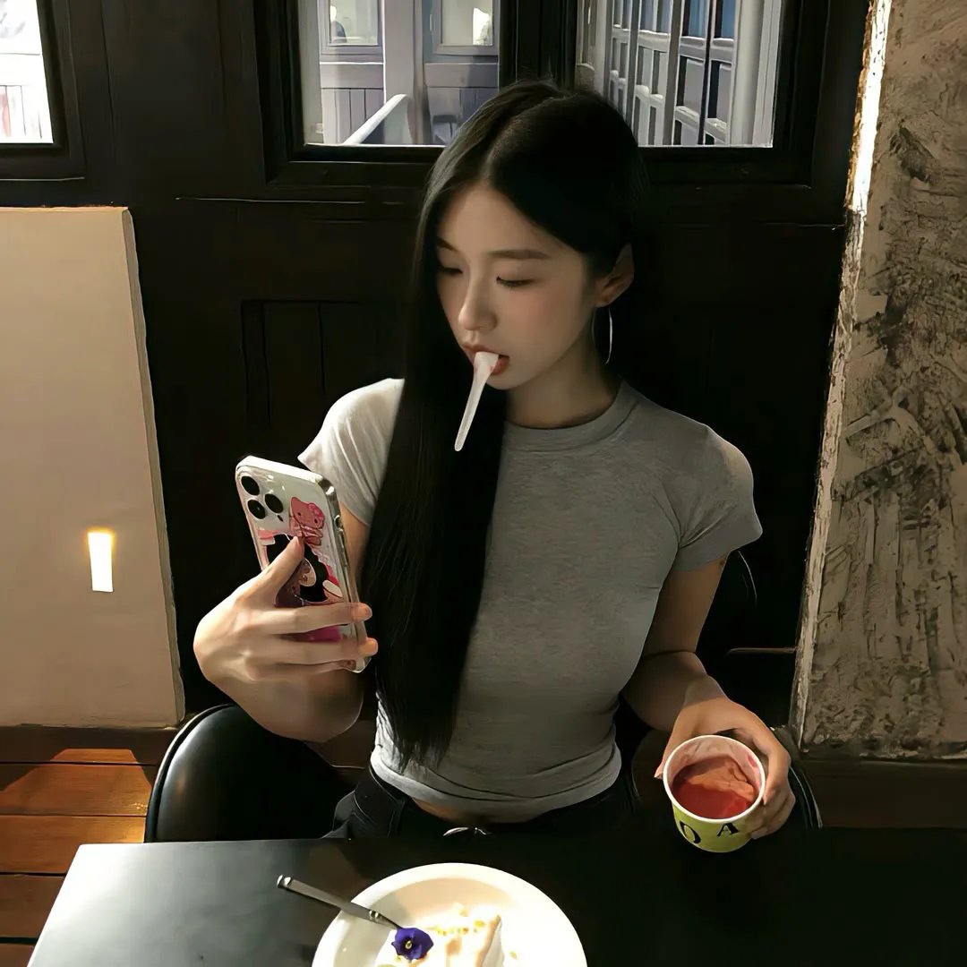戴脚镣的女孩